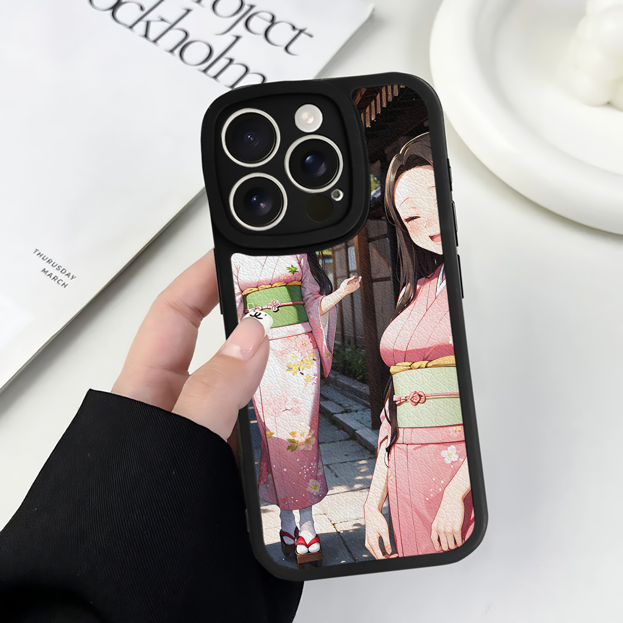 （画像用） 鬼滅の刃（きめつのやいば）竈門 禰󠄀豆子／かまど ねずこ Kamado Nezuko 【iPhone 16シリーズ対応】シリコンスマホケース（レザー調） 材質：シリコン